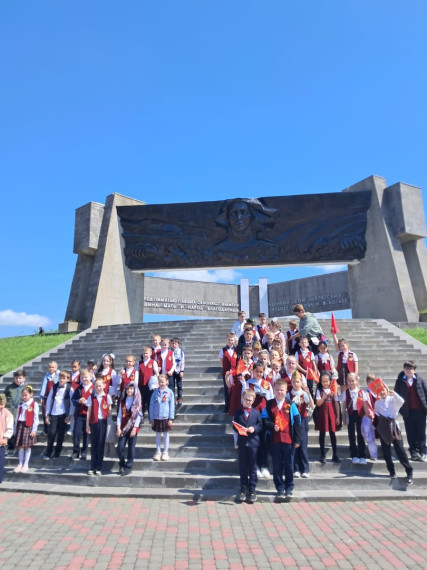 Возложение цветов к мемориалу "Огонь Вечной Славы".